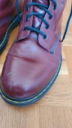 Dr. Martens 8-Loch Stiefel in burgunderrot