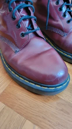 Dr. Martens 8-Loch Stiefel in burgunderrot