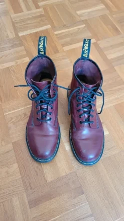 Dr. Martens 8-Loch Stiefel in burgunderrot