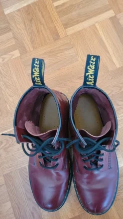 Dr. Martens 8-Loch Stiefel in burgunderrot