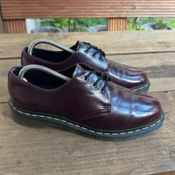 dr. martens low vegan bordeaux