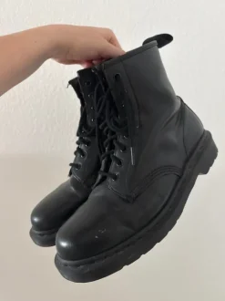 Dr. Martens Stiefel (43)