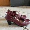 Dunkel rote Schuhe kleiner Absatz