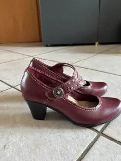 Dunkel rote Schuhe kleiner Absatz