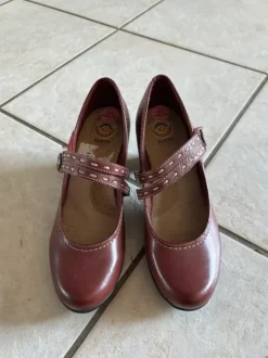 Dunkel rote Schuhe kleiner Absatz