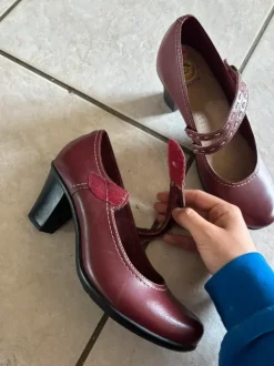 Dunkel rote Schuhe kleiner Absatz