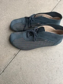 dunkelblaue Helvesko Schnürschuhe Modell Mabel aus Leder mit Lochmuster