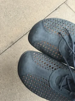 dunkelblaue Helvesko Schnürschuhe Modell Mabel aus Leder mit Lochmuster