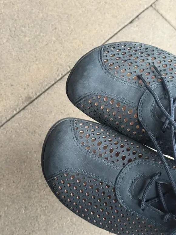 dunkelblaue Helvesko Schnürschuhe Modell Mabel aus Leder mit Lochmuster
