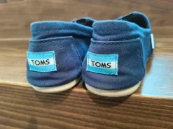Dunkelblaue Toms