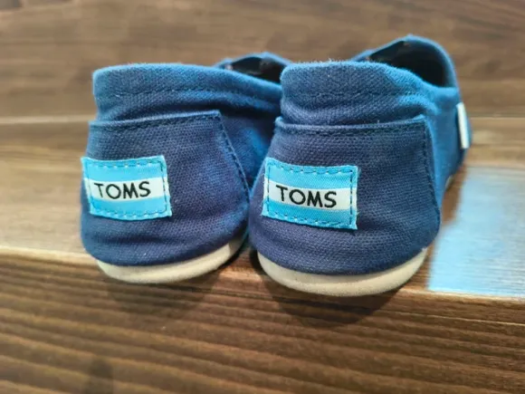 Dunkelblaue Toms