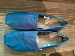 Dunkelblaue Toms