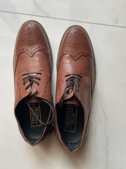 Dunkelbraune Herrenschuhe