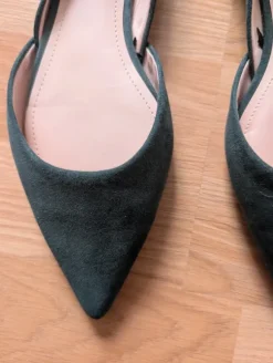 Dunkelgrüne spitze Ballerinas