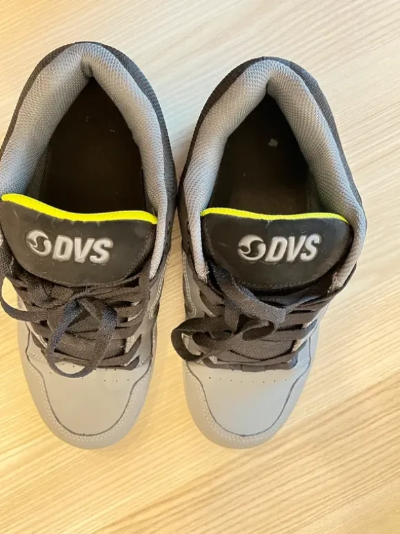 Dvs skate shoes