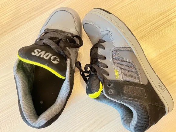 Dvs skate shoes