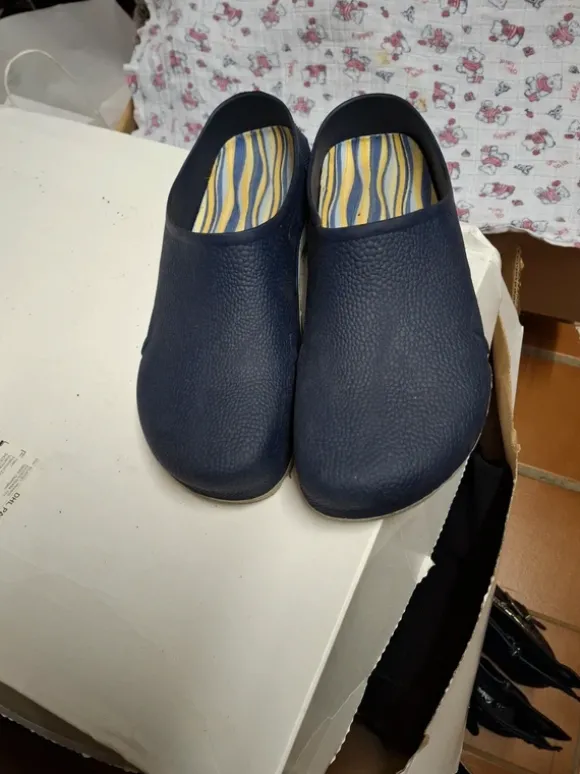 Ein Herren Clogs Schuh.
