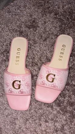 Elegante Guess Damen-Slides in Rosa mit Logo-Detail