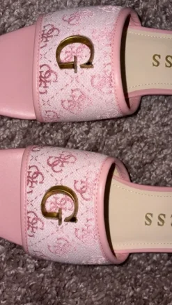 Elegante Guess Damen-Slides in Rosa mit Logo-Detail