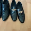 Elegante Herrenschuhe: Schnürer und Loafer mit Goldkette