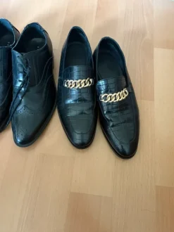 Elegante Herrenschuhe: Schnürer und Loafer mit Goldkette