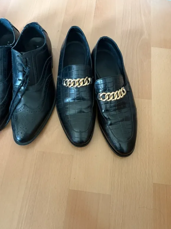 Elegante Herrenschuhe: Schnürer und Loafer mit Goldkette