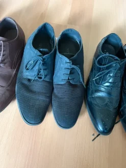 Elegante Herrenschuhe: Schnürer und Loafer mit Goldkette