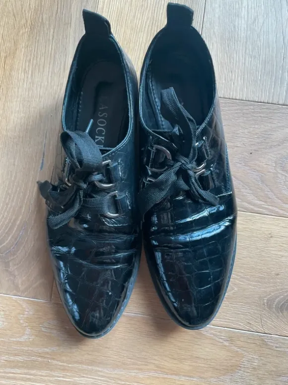 Elegante Lackschuhe von Lasocki