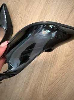 Elegante schwarze Kitten Heels / Slingbacks in Lackoptik