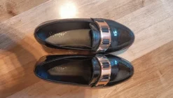 Elegante schwarze Loafer mit Gold-Detail G.38