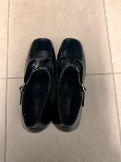 Elegante schwarze Schuhe mit Absatz & Riemchen