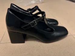 Elegante schwarze Schuhe mit Absatz & Riemchen