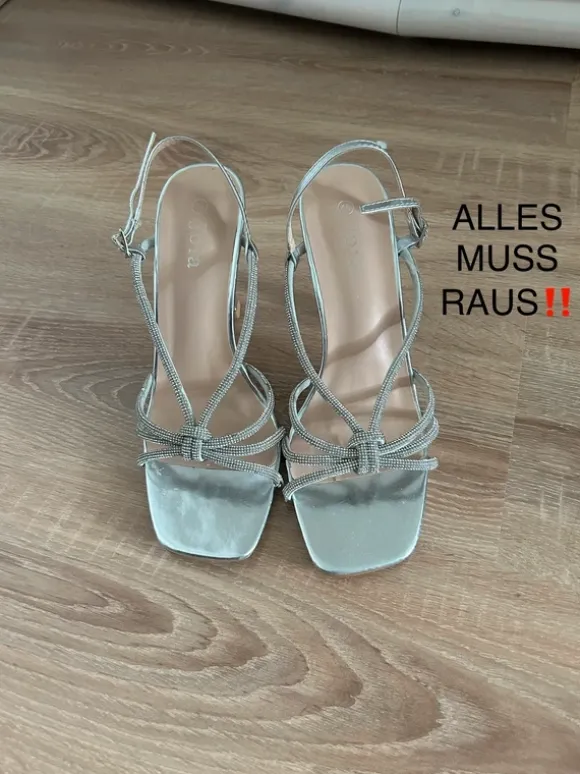 Elegante silberfarbene High Heels mit funkelnden Strassriemen