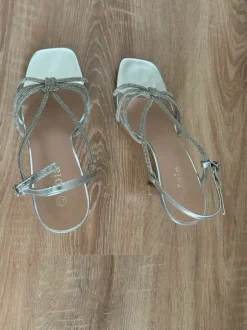 Elegante silberfarbene High Heels mit funkelnden Strassriemen