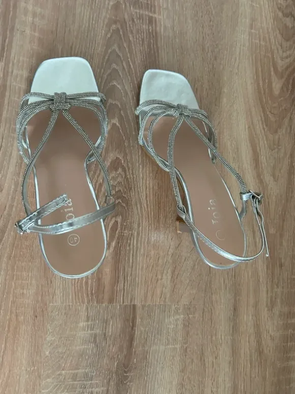 Elegante silberfarbene High Heels mit funkelnden Strassriemen