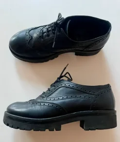 Eleganter Halbschuh mit Lochmuster