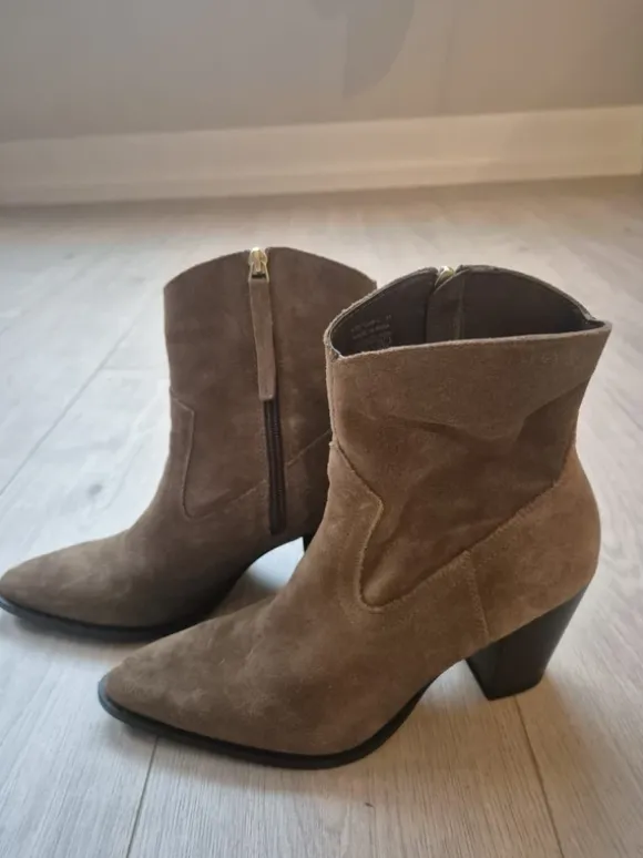 Enkellaarsjes suede