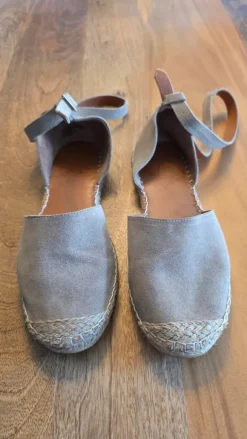 Espadrilles aus Wildleder mit Riemchen