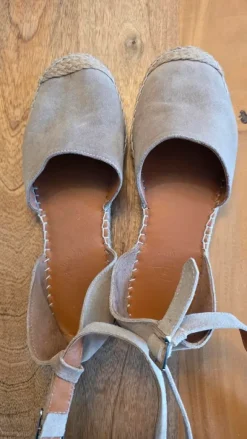 Espadrilles aus Wildleder mit Riemchen