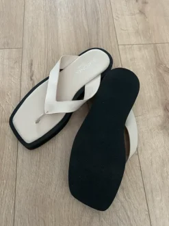 Flache Sandalen
