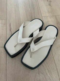 Flache Sandalen