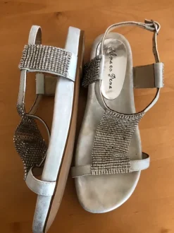 Flache Sandalen von Alma en Peña
