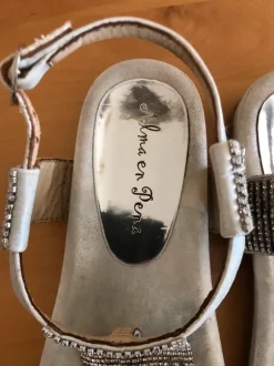 Flache Sandalen von Alma en Peña