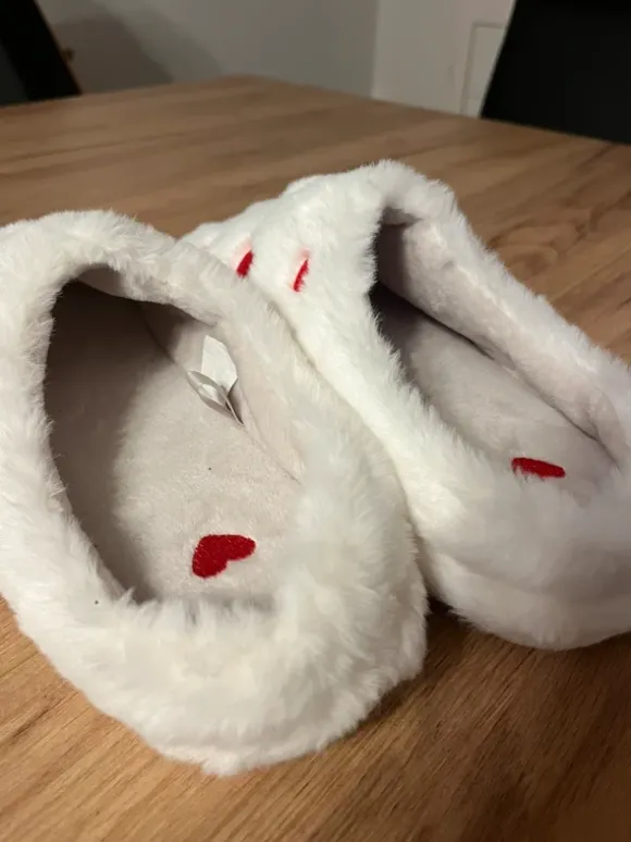 Flauschige Pantoffeln / Hausschuhe