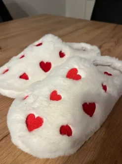 Flauschige Pantoffeln / Hausschuhe