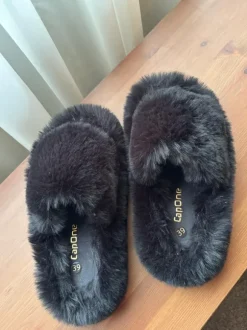 Flauschige schwarze Hausschuhe – Größe 39 – warm & bequem