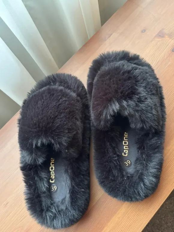 Flauschige schwarze Hausschuhe – Größe 39 – warm & bequem