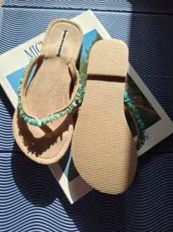 Flip flops mit türkisen Schmucksteinen