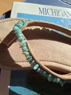Flip flops mit türkisen Schmucksteinen