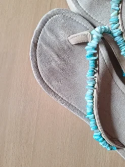Flip flops mit türkisen Schmucksteinen